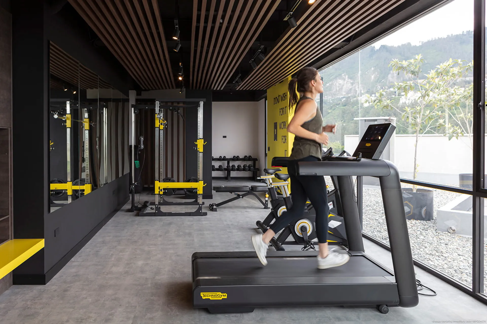 Una mujer corriendo en una caminadora del gimnasio